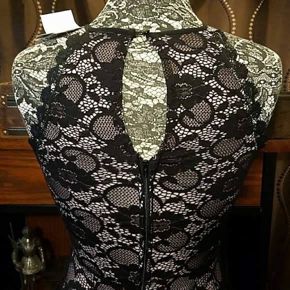 BEAUTIFUL Lily Rose lace dress, size S - Picture 4 of 4